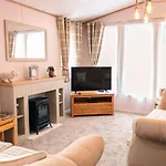 The White Rose Lodge With Hot Tub
