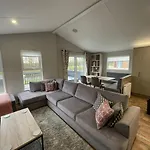 Black Moorhen Lodge With Hot Tub
