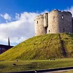 Immaculate 2-Bed Apartment In York City Centre