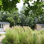 Luxury Shepherds Hut - The Sweet Pea By The Lake