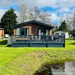 Beryl Lodge With Hot Tub
