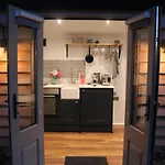 Luxury Shepherds Hut - The Sweet Pea By The Lake