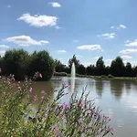 Luxury Shepherds Hut - The Sweet Pea By The Lake