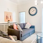 The Vines - Stunning Period Home With Free Parking