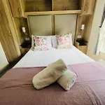 Wentbridge Lodge With Hot Tub