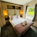 Wentbridge Lodge With Hot Tub