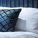 City Centre Luxury Studio Apartment Suite With Garden View