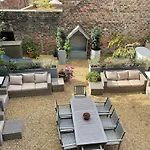 City Centre Luxury Holiday House With Outdoor Bath And Parking