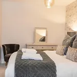 8 Blue Bridge- Elegant And Luxurious 1 Bedroom Apt- Free Parking