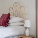 Central Property With Free Parking, 10 Min Walk To Bar Walls