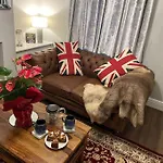 Luxury Home In York - Sleeps -5 , Free Parking ,