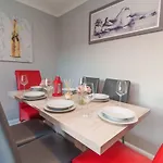Huntington House With Free Off Road Parking