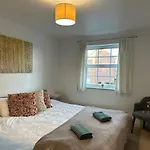 Gorgeous Apartment + Attentive Host + Free Parking