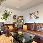 Gorgeous Apartment + Attentive Host + Free Parking