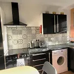 Sutherland St - 2 Bed Home With Free Parking