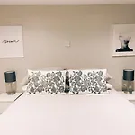 Beautiful 1-Bed Apartment In York