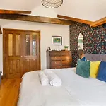City Centre Riverside Apartment-Central Location