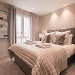 Entire 2 Bed - No. 49 - The Cosy Collection Ltd