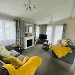 Garden View Lodge With Hot Tub