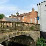 Foss Bridge Apartment