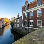 Foss Bridge Apartment