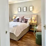 De Burgh Ground Floor Apartment With Free Parking