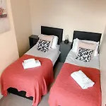 The Warwick - Quaint Victorian Home With Free Parking
