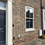 The Vines - Stunning Period Home With Free Parking