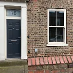 The Vines - Stunning Period Home With Free Parking