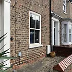 The Vines - Stunning Period Home With Free Parking