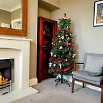 Maple House - Quaint Victorian Home With Free Parking