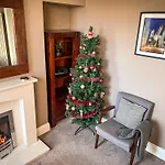 Maple House - Quaint Victorian Home With Free Parking