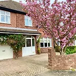 Spacious Five-Bedroom House Close To York Centre - Orchid House