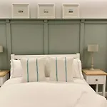 Victoria Bar Walls By Chateau Anna, Central York - Free Parking