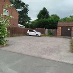 Cozy One Bedroom Holiday Home With Free Parking