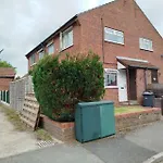 Cozy One Bedroom Holiday Home With Free Parking