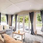 The Serenity Lodge With Hot Tub