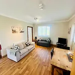 Rose Cottage With Hot Tub