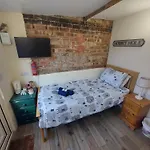 Salisbury Guest House - Free Parking