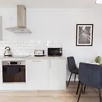 Stylish New-Build, Free Parking, 20-Minute Walk To City Centre