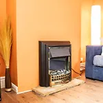 3 Bed House - Free Parking - 10 Minutes To City Centre - Perfect For Families, Contractors And Relocators - Long Stay Rates Available
