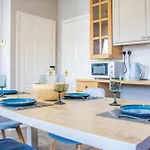 3 Bed House - Free Parking - 10 Minutes To City Centre - Perfect For Families, Contractors And Relocators - Long Stay Rates Available