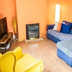 3 Bed House - Free Parking - 10 Minutes To City Centre - Perfect For Families, Contractors And Relocators - Long Stay Rates Available