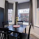 Apartment 1 The Keyes- Stylish & Spacious Apartment With Free Parking