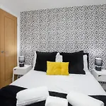 Apartment 1 The Keyes- Stylish & Spacious Apartment With Free Parking