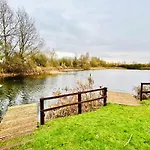 \'Little Grebe\' - Secluded Rustic Lodge - Fishermans Delight.