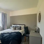 New Stylish York Home Sleeps 7 Parking & Garden