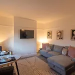 New Stylish York Home Sleeps 7 Parking & Garden