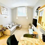 County House City Centre With Parking Sleeps 4