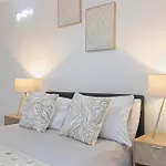Elegant Central Apartment - Sleeps 5 - Gym
